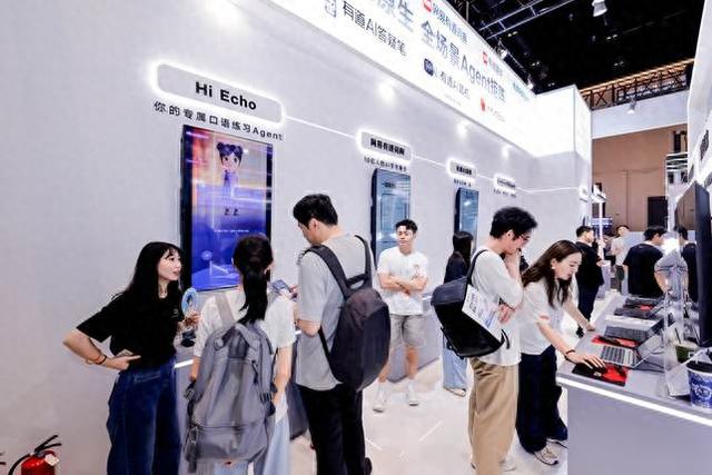 2026WAIC现场：有道词典、有道宝库、有道AI同传、Hi Echo齐登场，AI学习助手全面进化